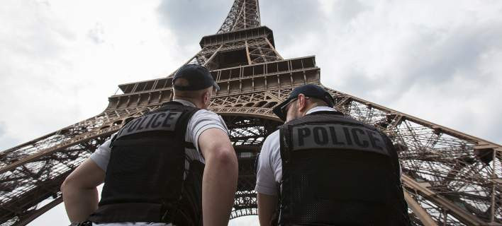 Γαλλία: Υποπτος για τρομοκρατία ο άντρας που προσπάθησε να εισέλθει οπλισμένος στον Πύργο του Αϊφελ